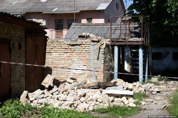 У Нововолинську аварійна будівля обвалилася на автомобіль
