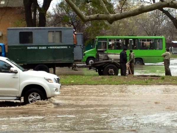 Через аварію в Одесі ‒ транспортний колапс. ФОТО. ВІДЕО