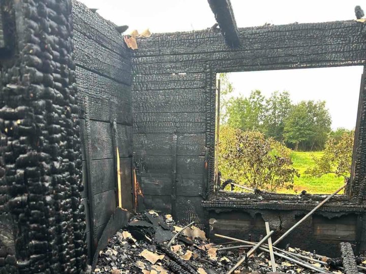 Блискавка знищила будинок багатодітної родини на Волині: оселя згоріла вщент