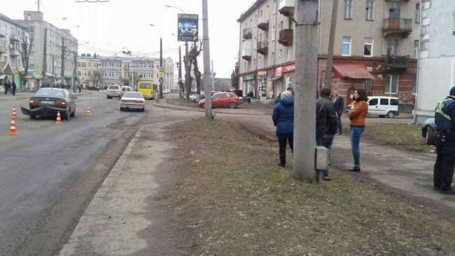 У Луцьку іномарка зіткнулася з двома машинами та будинком