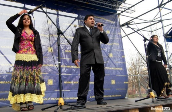 У центрі Луцька гуляли цигани. ФОТО