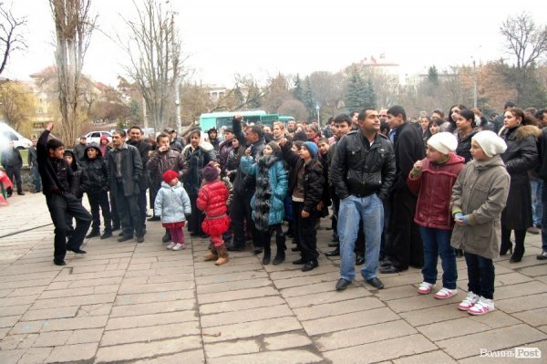 У центрі Луцька гуляли цигани. ФОТО