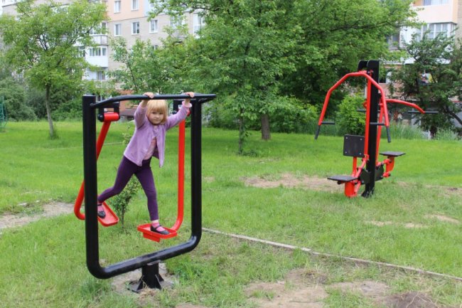 У Нововолинську встановили сучасний спортивно-тренажерний майданчик. ФОТО