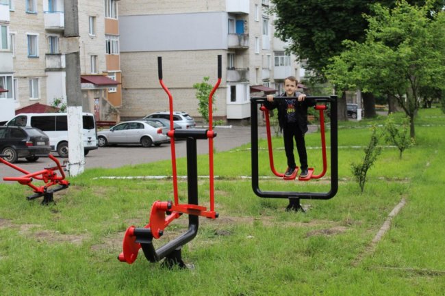 У Нововолинську встановили сучасний спортивно-тренажерний майданчик. ФОТО