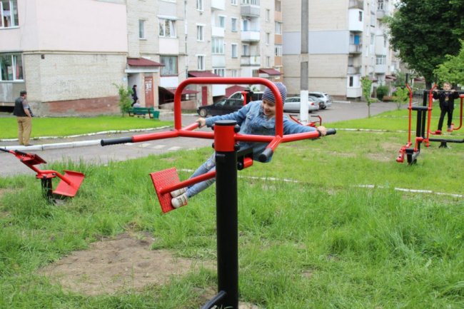 У Нововолинську встановили сучасний спортивно-тренажерний майданчик. ФОТО