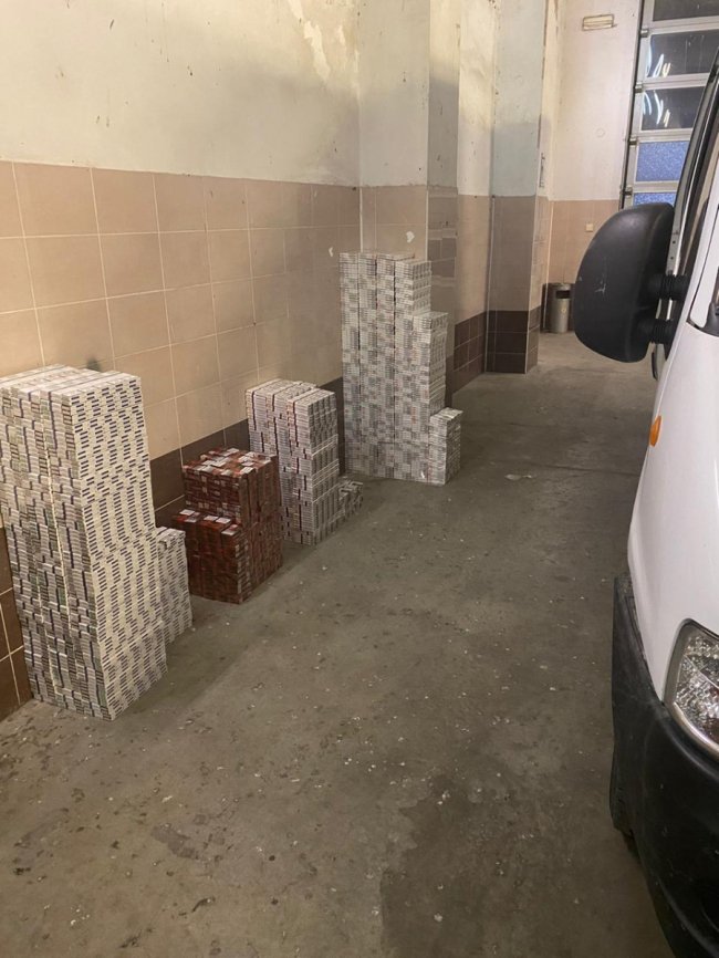 На «Ягодині» у двох бусах знайшли понад 10 тисяч пачок контрабандних сигарет