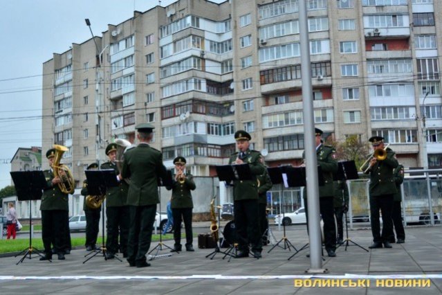 Долучилося понад 600 дітей: у Луцьку створили найдовший в Україні розмальований рушник. ФОТО