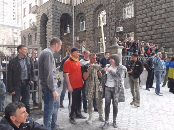 Луцькі автомайданівці протестують біля Адміністрації Президента. ФОТО. ВІДЕО