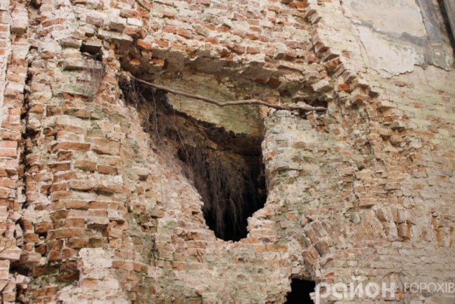 Цегла просто розсипається на очах