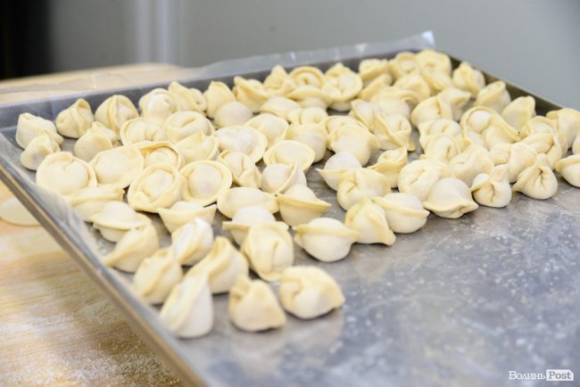 У новому магазині популярної луцької мережі «балують» покупців піцою просто з печі. ФОТО*