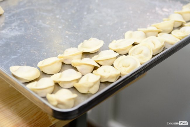 У новому магазині популярної луцької мережі «балують» покупців піцою просто з печі. ФОТО*