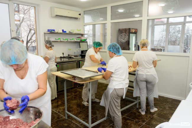 У новому магазині популярної луцької мережі «балують» покупців піцою просто з печі. ФОТО*