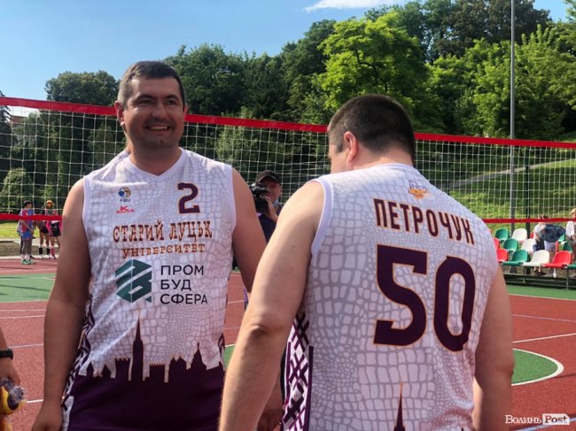 Поблизу центрального парку Луцька відкрили мультифункціональний спортмайданчик. ФОТО 