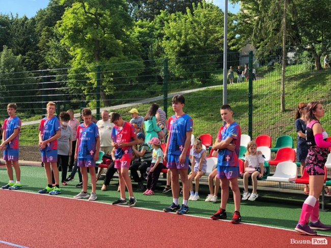 Поблизу центрального парку Луцька відкрили мультифункціональний спортмайданчик. ФОТО 