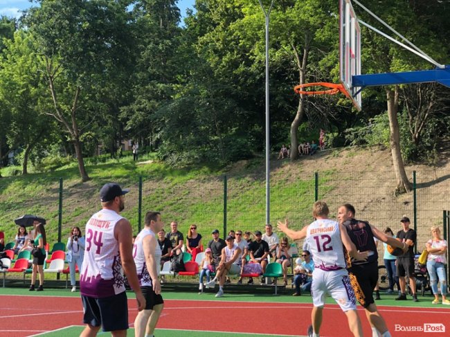 Поблизу центрального парку Луцька відкрили мультифункціональний спортмайданчик. ФОТО 