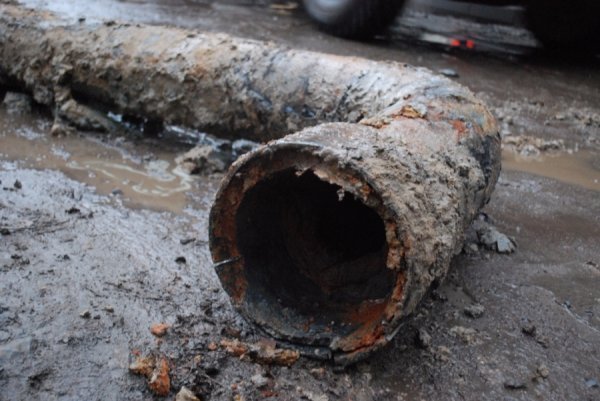 У Луцьку через ремонт водопроводу шість будинків залишились без води. ФОТО