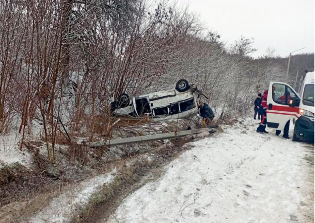 Збитий стовп і авто на даху: родина з Волині потрапила в ДТП на Рівненщині. ФОТО