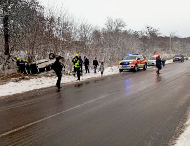 Збитий стовп і авто на даху: родина з Волині потрапила в ДТП на Рівненщині. ФОТО