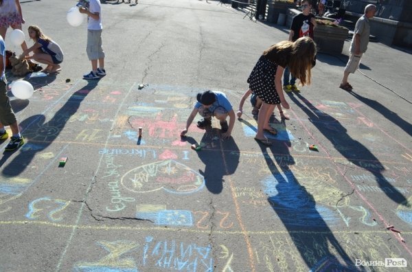 У Луцьку стартував фестиваль мильних бульбашок. ФОТО