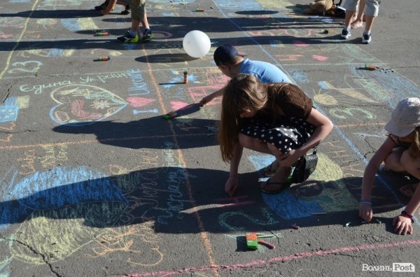 У Луцьку стартував фестиваль мильних бульбашок. ФОТО