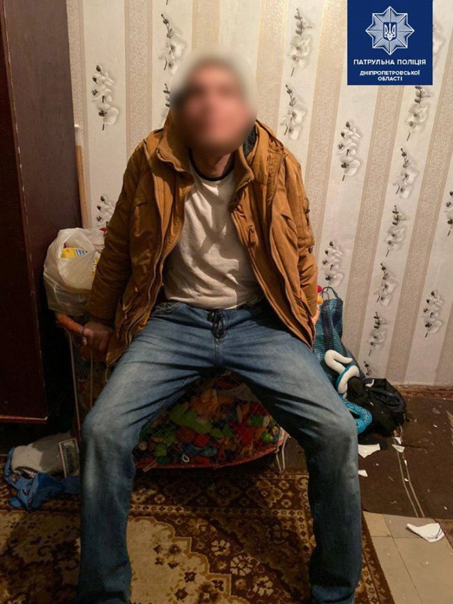 Занедбані та голодні: у Дніпрі діти жили в квартирі серед черв'яків. ФОТО