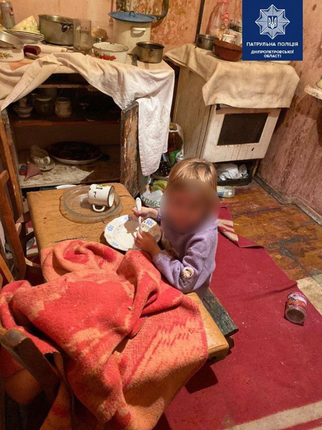 Занедбані та голодні: у Дніпрі діти жили в квартирі серед черв'яків. ФОТО