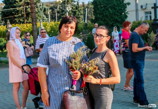 Різнобарв’я квітів та запашний мед: як у Луцьку святять «маковійчики». ФОТО