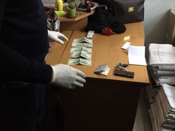 Затриманого на хабарі луцького податківця відсторонили від посади