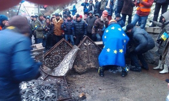 У Києві будують нові барикади. ФОТО