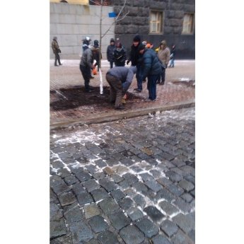 У Києві будують нові барикади. ФОТО