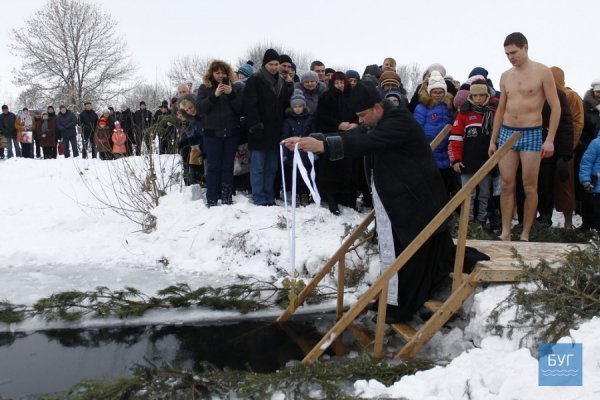 Водохреще в Іваничах: пірнання і колядки
