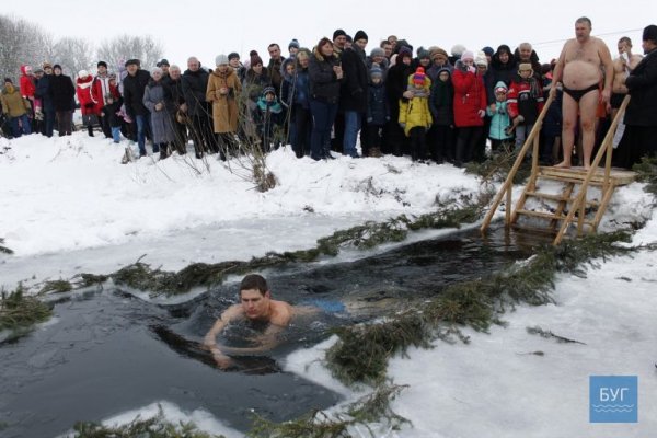 Водохреще в Іваничах: пірнання і колядки