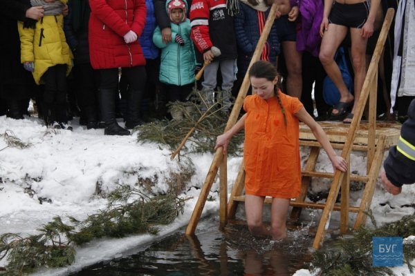 Водохреще в Іваничах: пірнання і колядки