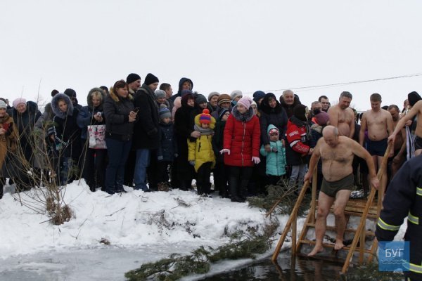 Водохреще в Іваничах: пірнання і колядки