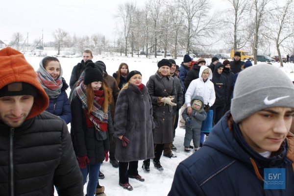 Водохреще в Іваничах: пірнання і колядки