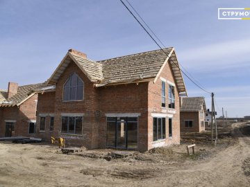 У ЖК «Струмочок» біля Луцька перша секція таунхаусів готова на 40%. ФОТО*