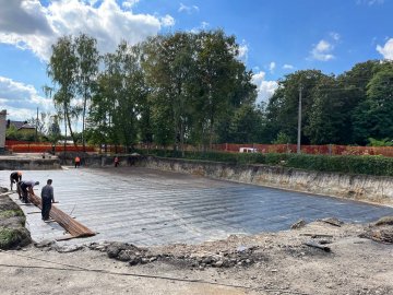 У місті на Волині будують захисне укриття для 800 учнів