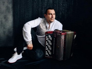 Грав на весіллях, а зараз воює з росіянами: музикант з Волині став прикордонником