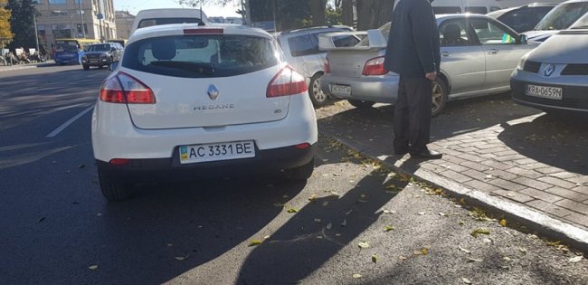 «Чудік» у Луцьку заблокував 3 людей. ФОТО