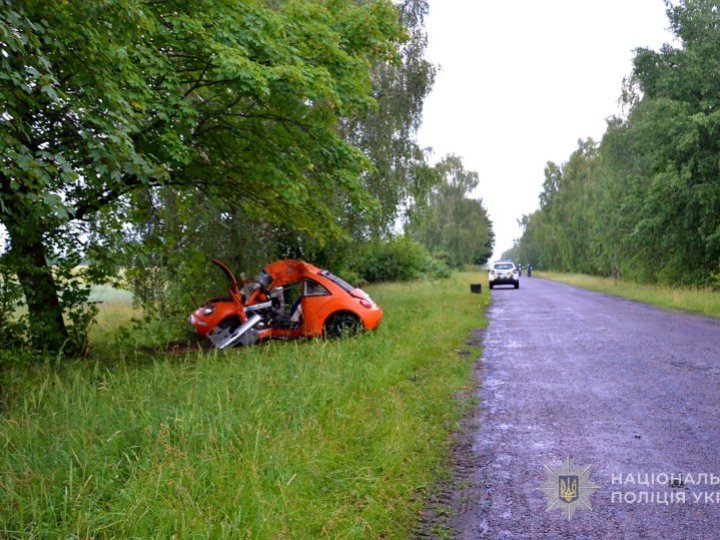 Смертельна аварія на Волині: 27-річна водійка з’їхала в кювет та зіткнулась з деревом