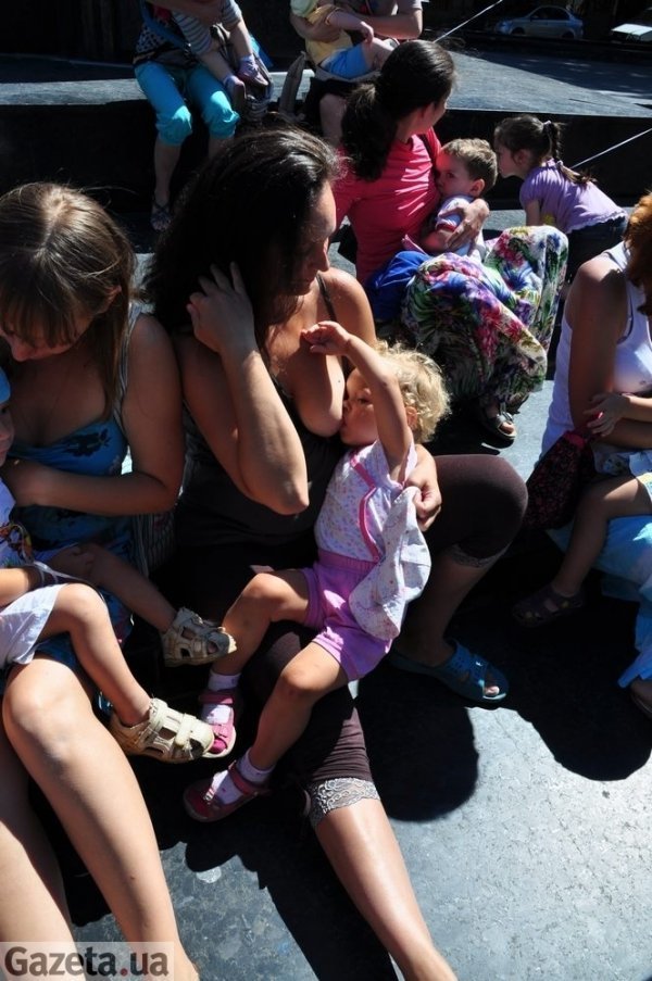 У Львові влаштували акцію масового годування дітей грудьми. ФОТО