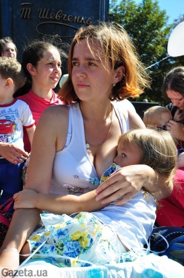 У Львові влаштували акцію масового годування дітей грудьми. ФОТО