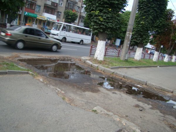 Лучани скаржаться на безгосподарність «дорожників»