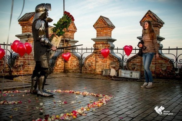 Романтичний Луцьк: пропозиція на вежі замку Любарта. ФОТО