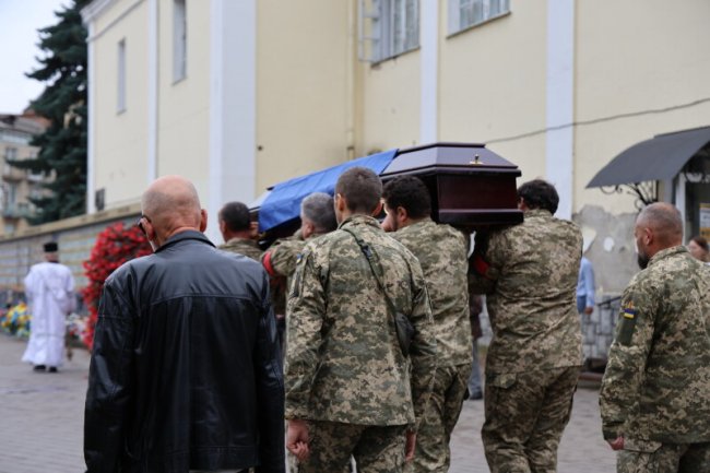 Луцьк - у скорботі: в останню дорогу провели Героя Володимира Чижука