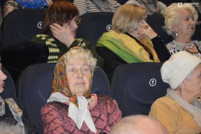 Луцькі пенсіонери безкоштовно дивилися виставу студії-театру «ГаРмИдЕр». ФОТО