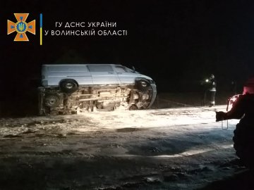 Через ожеледицю злетів у кювет: на Волині рятувальники витягнули мікроавтобус. ВІДЕО
