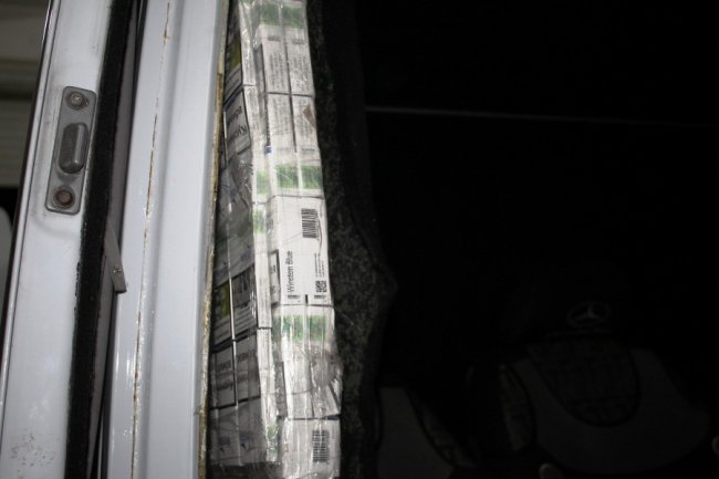 У волинському пункті пропуску затримали автомобіль з контрабандними сигаретами