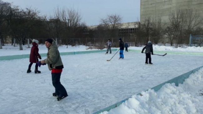 У райцентрі на Волині місцевий підприємець облаштував каток. ФОТО