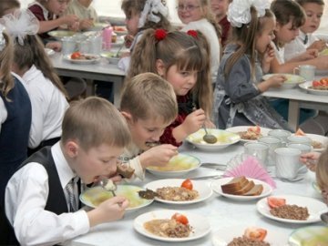 Ринок харчування школярів у Луцьку, ймовірно, поділили на трьох, ‒ експерти